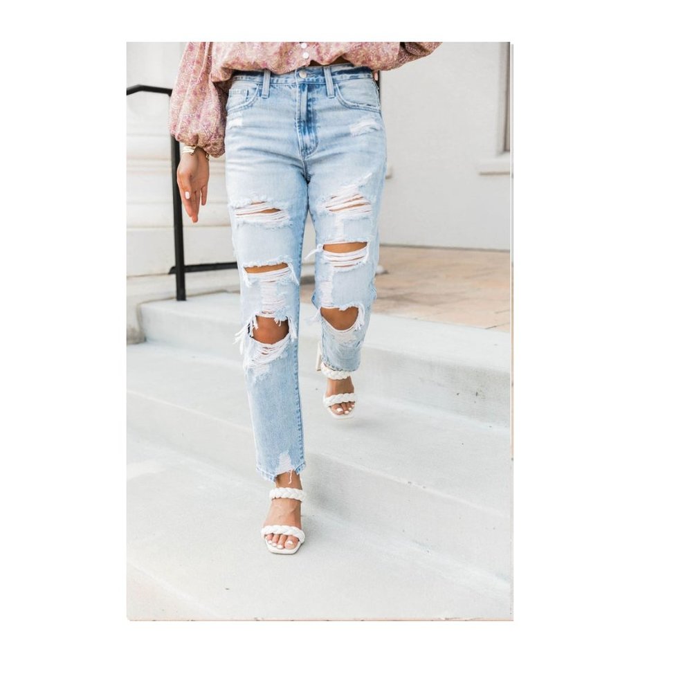 **RAW HEM LIGHT WASH DISTRESSED MOM JEANS NEW - Picture 4 of 4